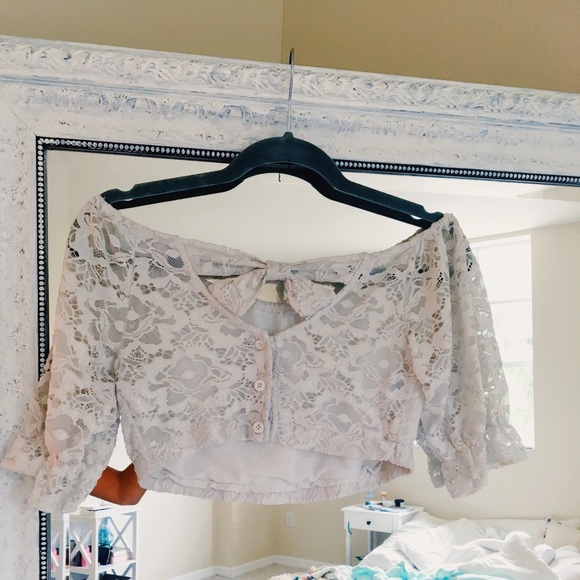 ⭐️5 FOR $25⭐️ LF lace crop top with bow back - Picture 2 of 6